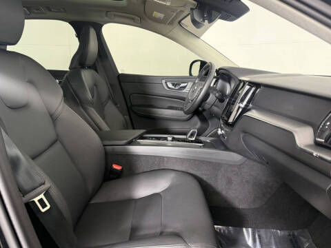 2024 Volvo XC60 B5 Core Dark Theme