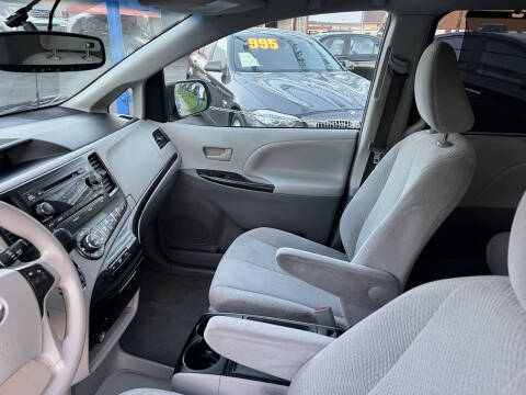 2013 Toyota Sienna LE 7-Passenger Auto Access Seat
