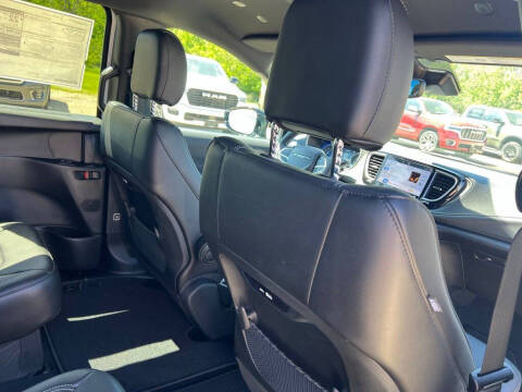 2027 Chrysler Pacifica Select