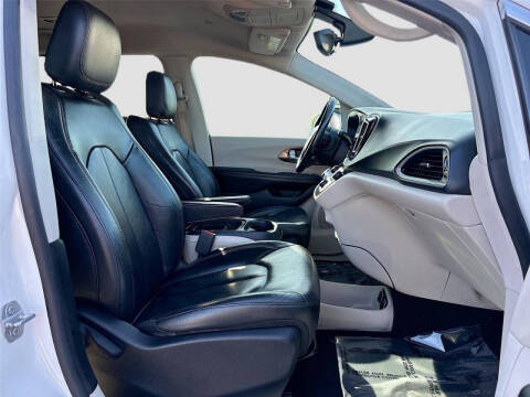 2017 Chrysler Pacifica Touring-L