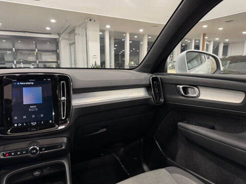 2025 Volvo XC40 B5 Core Bright Theme