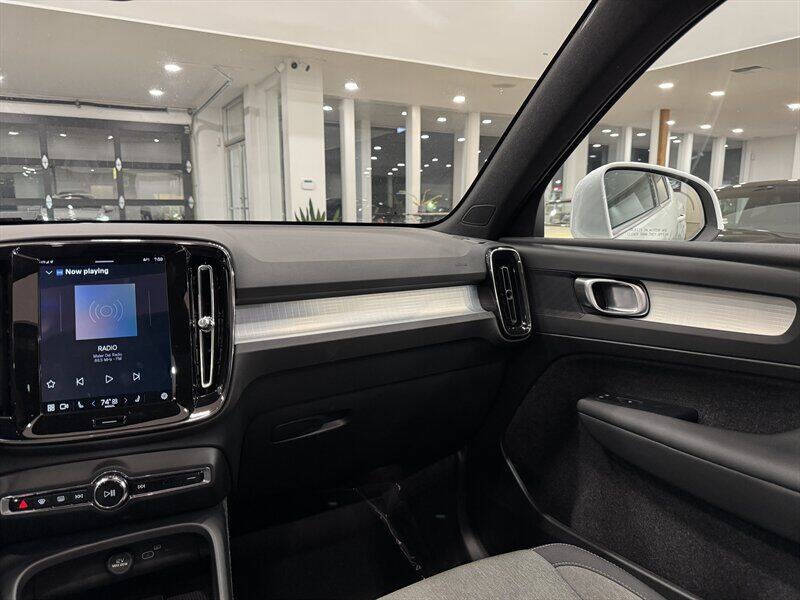 2025 Volvo XC40 B5 Core Bright Theme