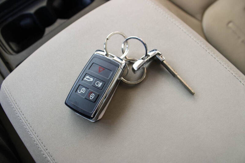 2021 Land Rover Defender 110 SE