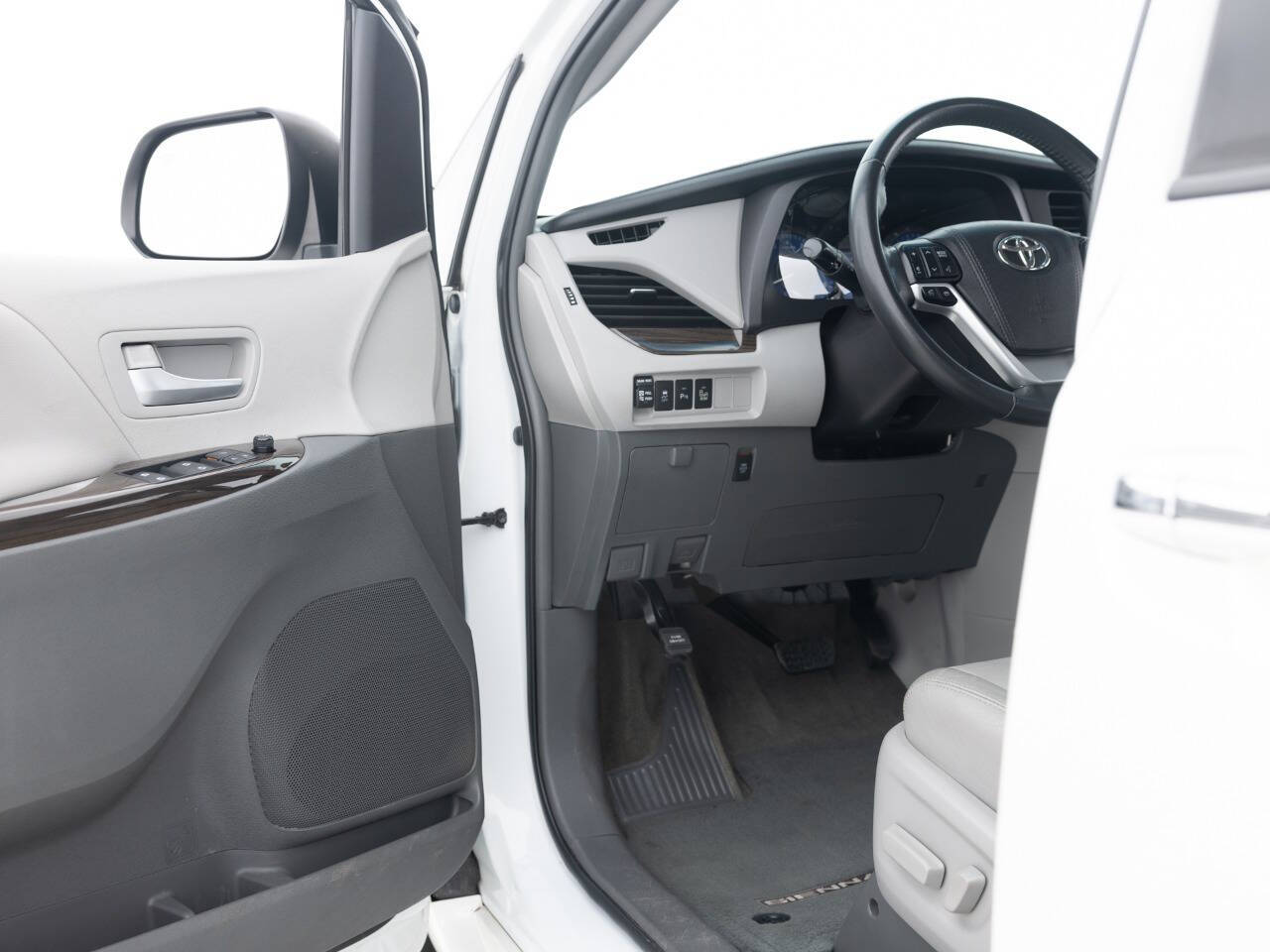 Used Car 2017 Toyota Sienna  Xle Premium 8 Passenger 4dr Mini Van For Sale Under $20,000 In Coal City, Illinois
