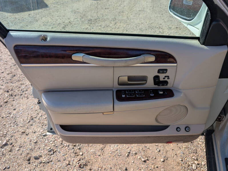 2005 Lincoln Town Car Signature Limited