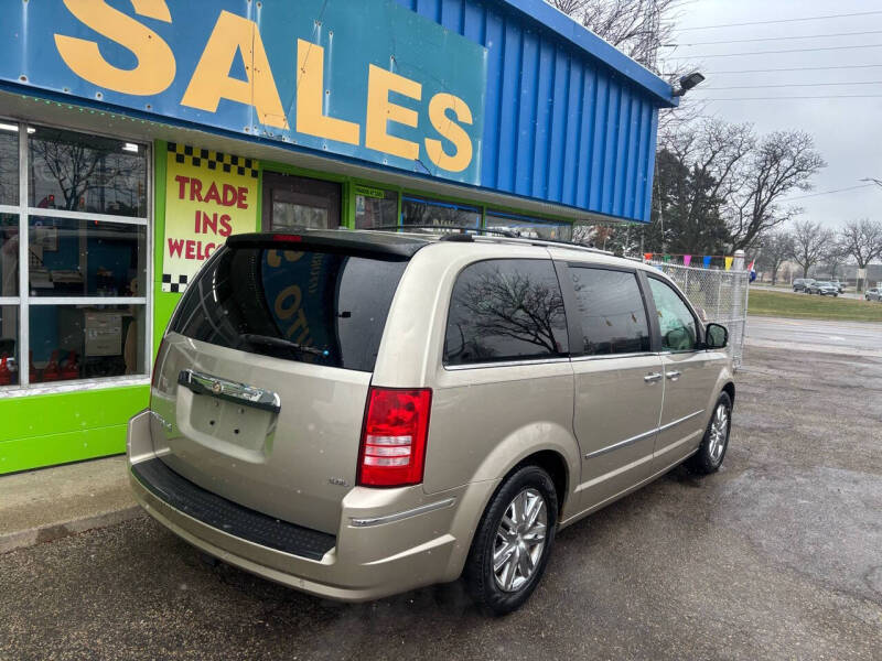 2008 Chrysler Town & Country Limited photo 4