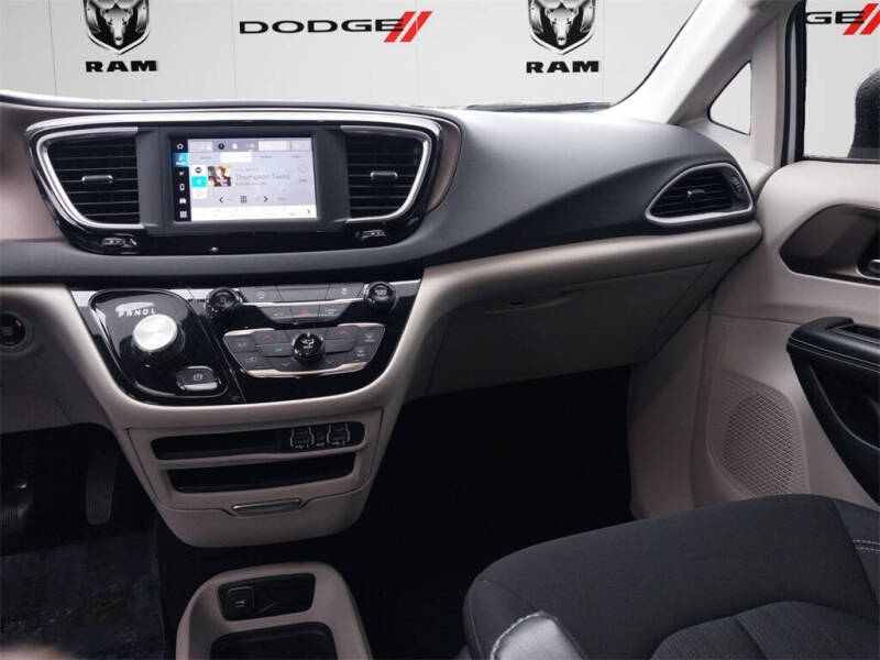 2022 Chrysler Voyager LX