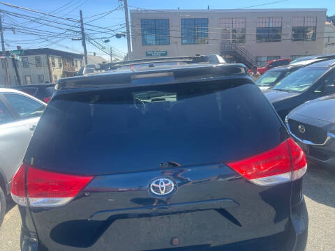 2011 Toyota Sienna LE 8-Passenger