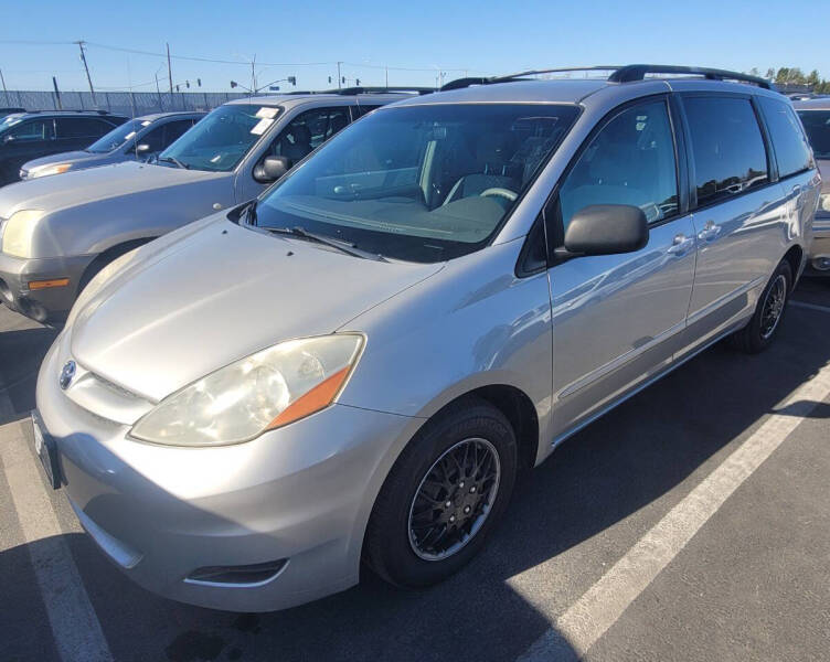 2008 Toyota Sienna null photo 2