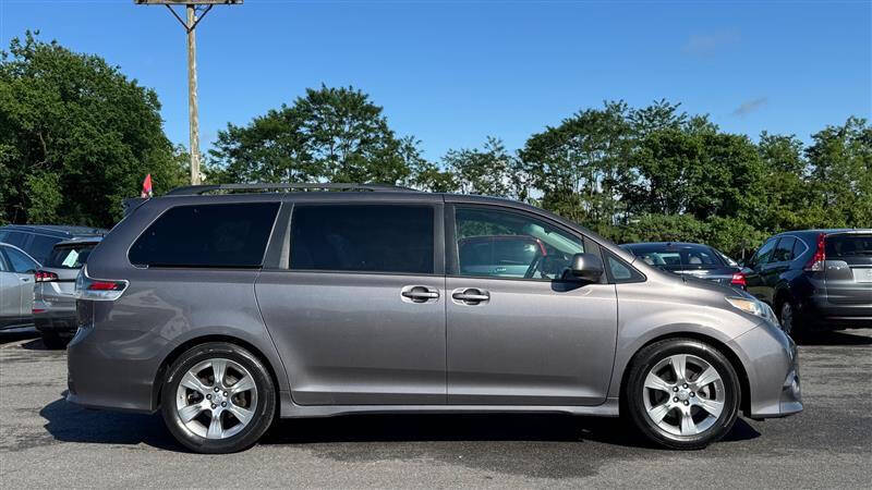 2011 Toyota Sienna SE 8-Passenger
