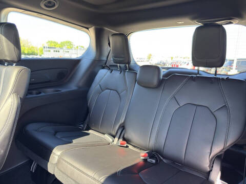 2027 Chrysler Pacifica Select