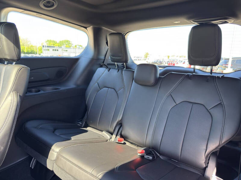 2027 Chrysler Pacifica Select