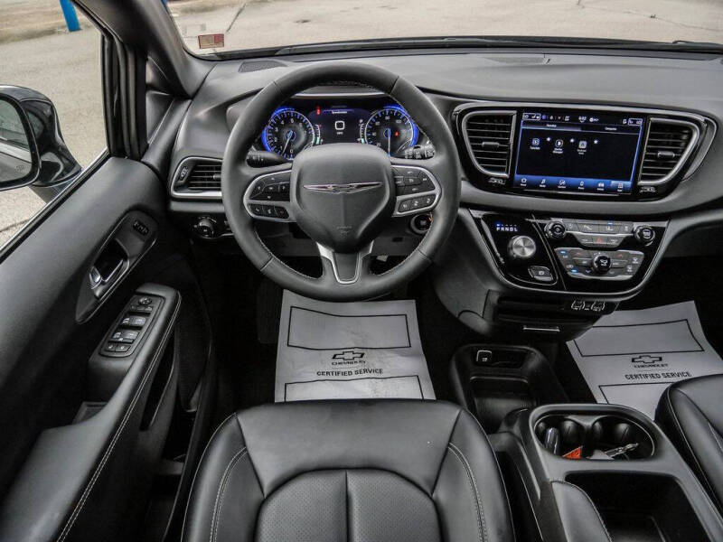 2025 Chrysler Pacifica Select