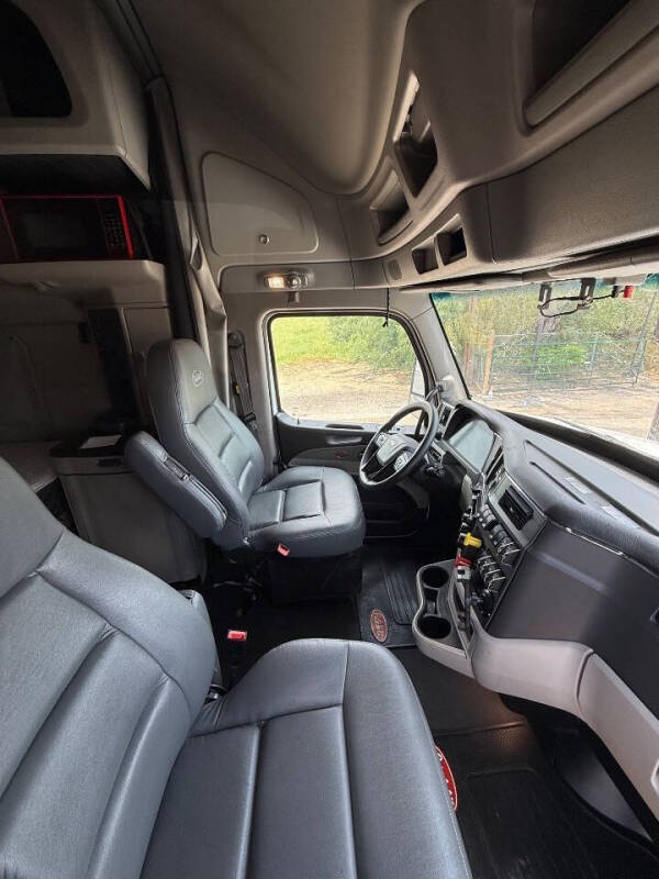 2023 Peterbilt 579