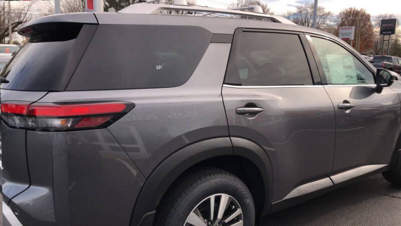 2025 Nissan Pathfinder SL