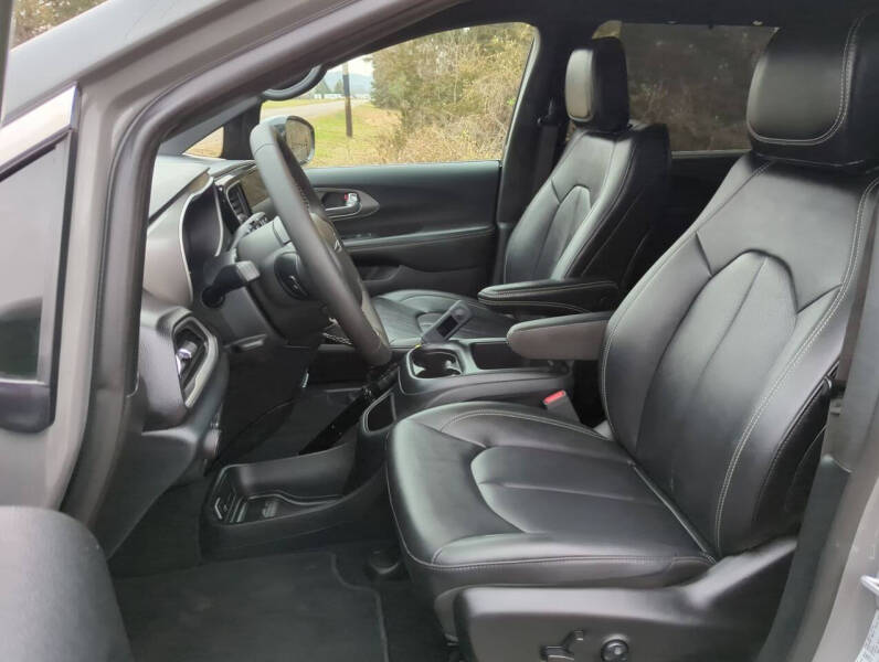 2025 Chrysler Pacifica Select