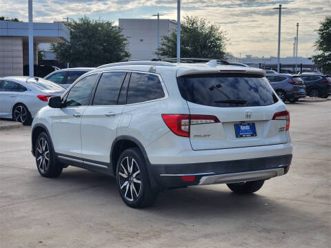 2021 Honda Pilot Touring w/Rear Captain's Chairs