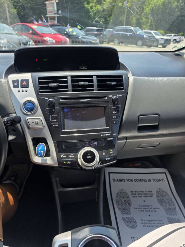 2014 Toyota Prius v Five