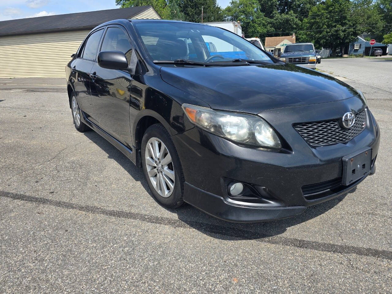 2009 Toyota Corolla for sale at QUEENSGATE AUTO SALES in York, PA