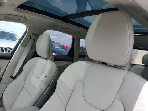 2025 Volvo XC60 B5 Plus Dark Theme