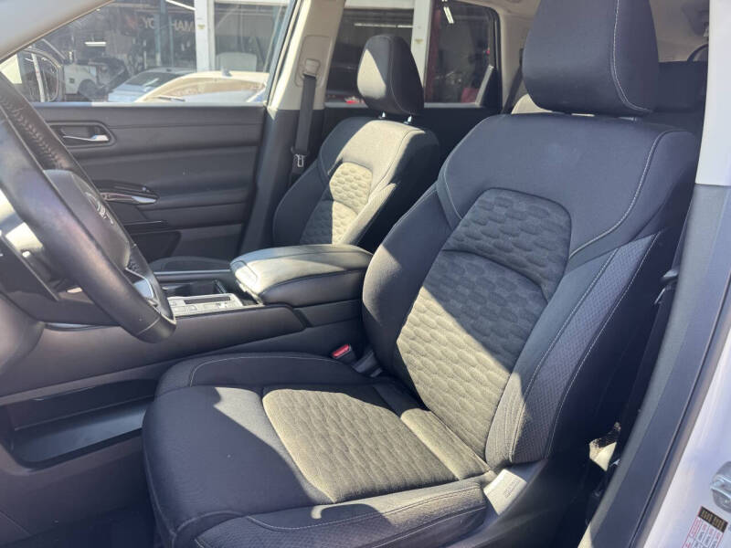 2022 Nissan Pathfinder SV