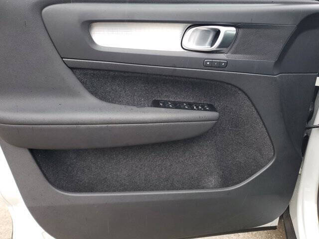 2022 Volvo XC40 T4 Momentum