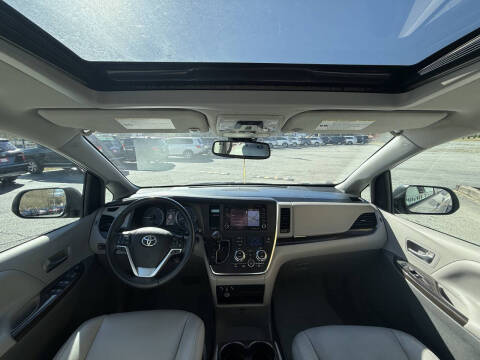 2018 Toyota Sienna XLE 8-Passenger
