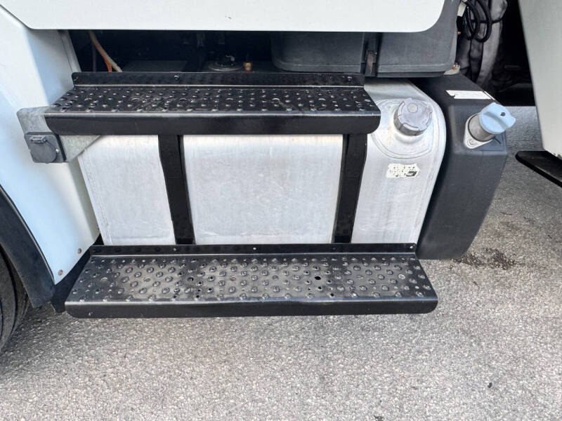 2017 Freightliner M2 106