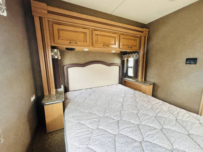 2017 Thor Motor Coach Hurricane 31S