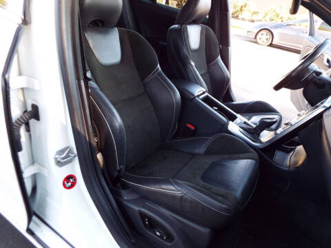 2016 Volvo V60 T6 R-Design Platinum