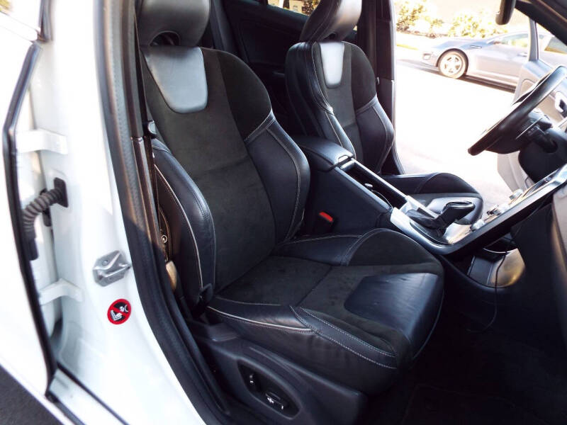 2016 Volvo V60 T6 R-Design Platinum