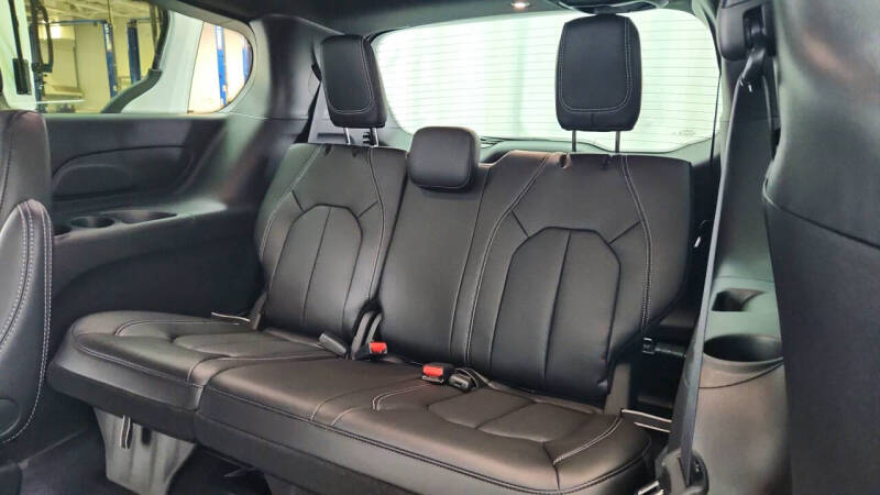 2027 Chrysler Pacifica Select