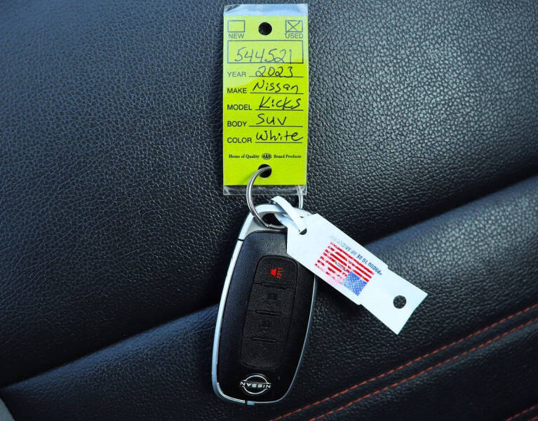 2023 Nissan Kicks SR