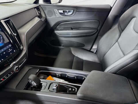 2025 Volvo XC60 B5 Core Dark Theme