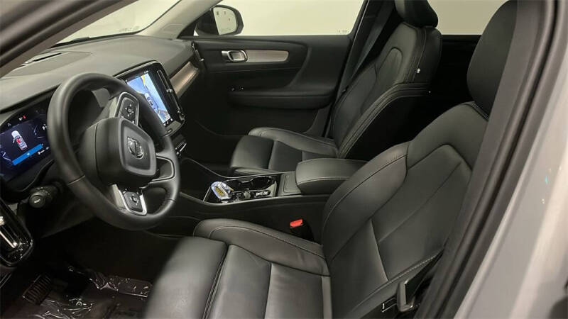 2025 Volvo XC40 B5 Plus Dark Theme