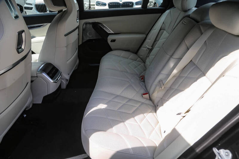 2025 BMW 7 Series 750e xDrive