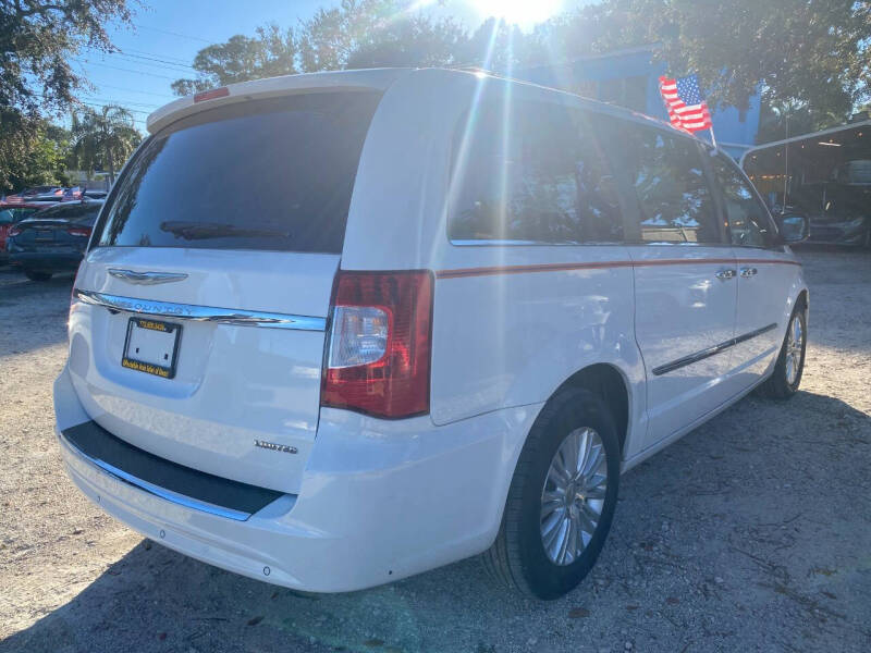 2014 Chrysler Town & Country Limited photo 7