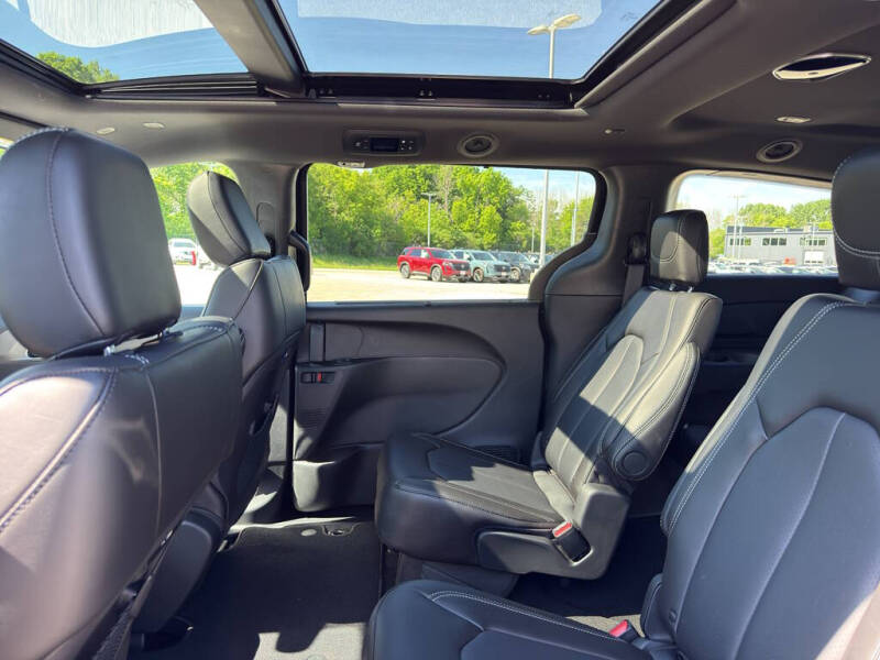 2027 Chrysler Pacifica Select