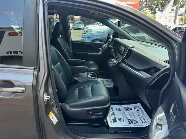 2017 Toyota Sienna SE Premium 8-Passenger