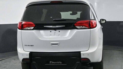 2025 Chrysler Voyager LX