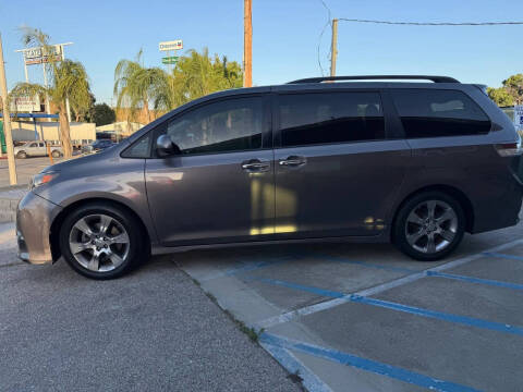 2014 Toyota Sienna SE 8-Passenger