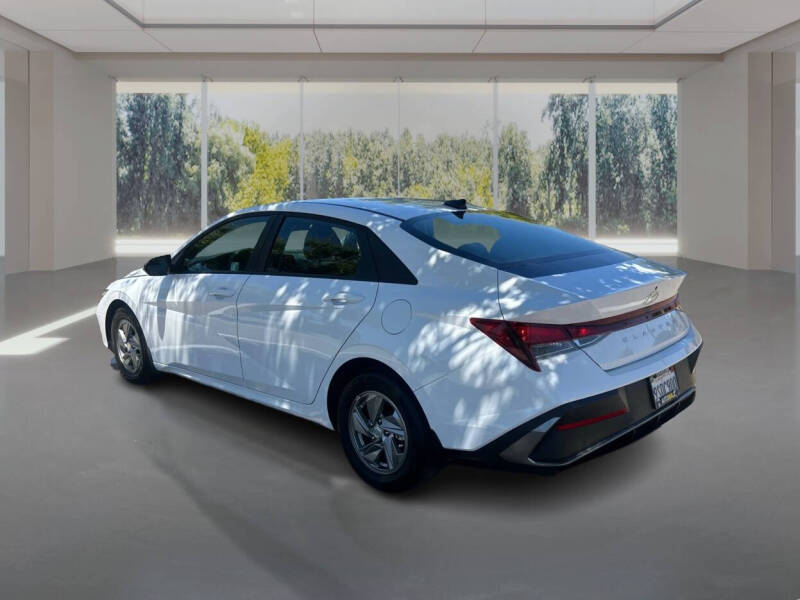 2025 Hyundai Elantra SE