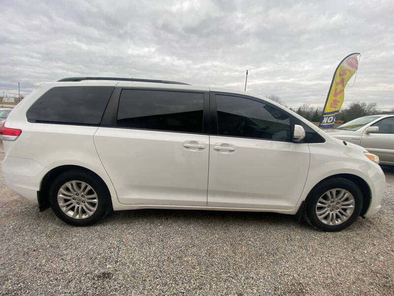 2011 Toyota Sienna XLE photo 7