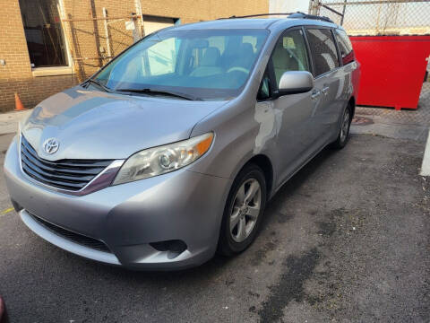 2012 Toyota Sienna LE 8-Passenger