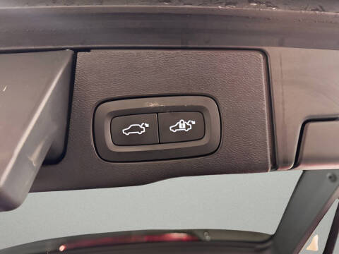 2022 Volvo XC60 B6 R-Design