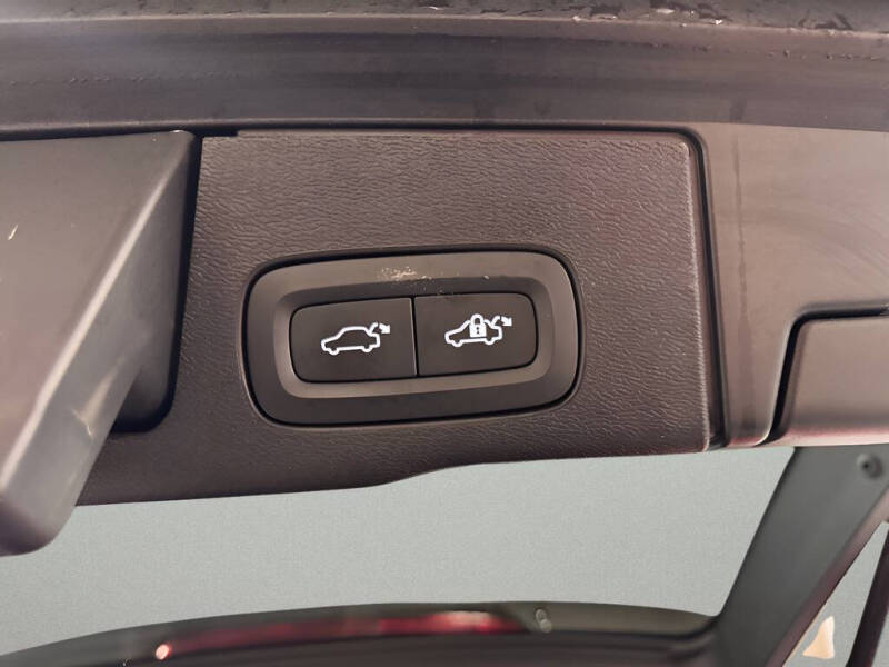 2022 Volvo XC60 B6 R-Design