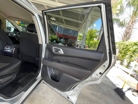 2017 Nissan Pathfinder SV