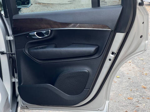 2016 Volvo XC90 T6 Momentum