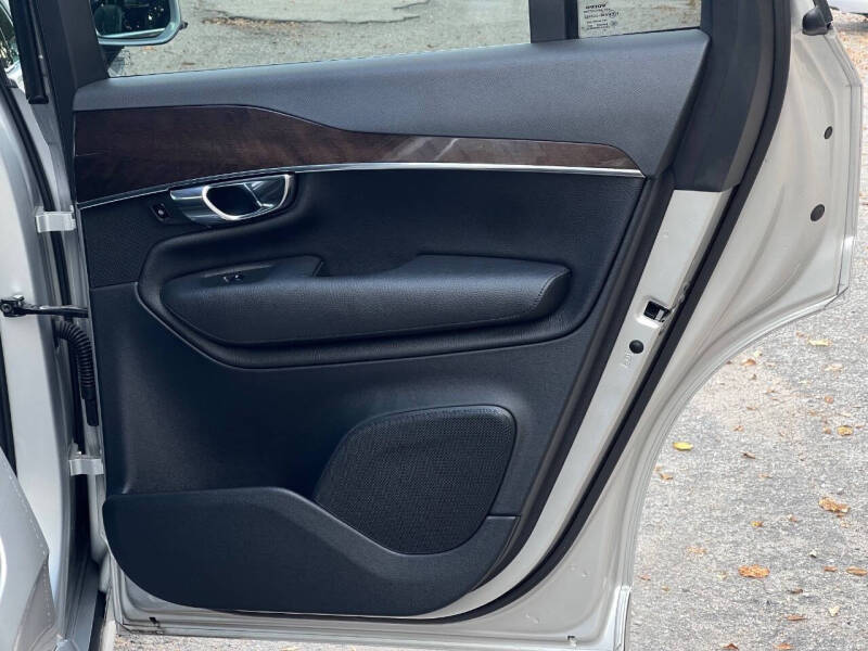 2016 Volvo XC90 T6 Momentum