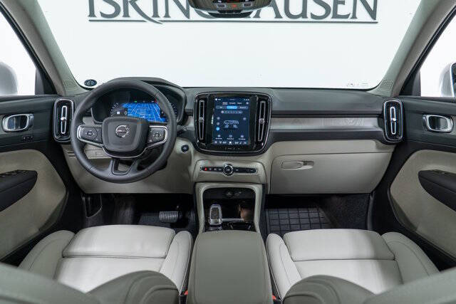 2025 Volvo XC40 B5 Plus Bright Theme